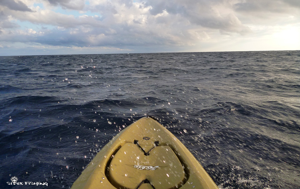 Dans les vagues en kayak